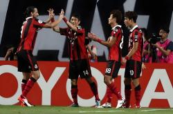 半岛体育课程-球员们在场上卖力拚搏，用实际行动演绎着赛场较量的简单介绍