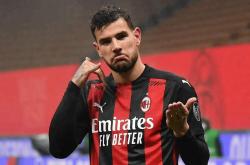 半岛体育娱乐-AC米兰主帅因表现不佳遭解雇，球队迎来新帅挑战