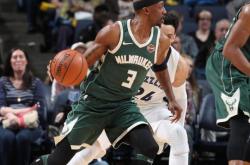 半岛体育视频-雄鹿客场大胜灰熊保持不败