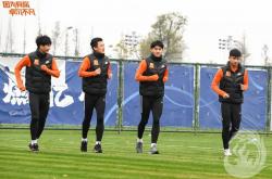 半岛体育培训-大连人全队训练暖场，备战关键对决