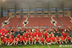 半岛体育app下载地址-足球明星呈现高潮，球迷热情掀起的简单介绍