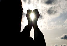 半岛体育官方登录入口-恩菲尔德防守反击战术成亮点，挑战欧洲豪强