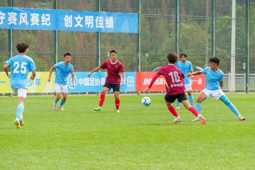 国内足球联赛升降级压力增大，俱乐部备战全力