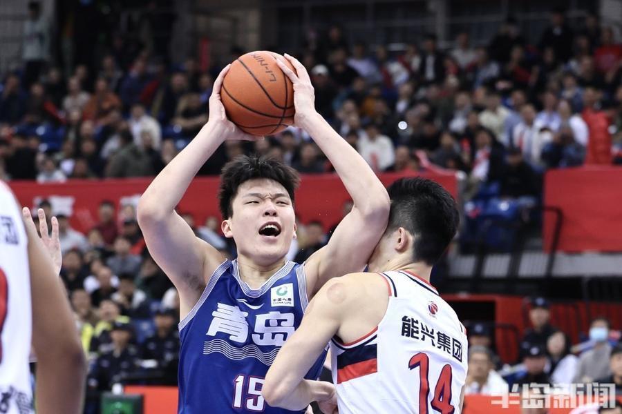 青岛男篮战胜实力强大的对手,赢得掌声 青岛男篮战胜实力强大的对手,赢得掌声