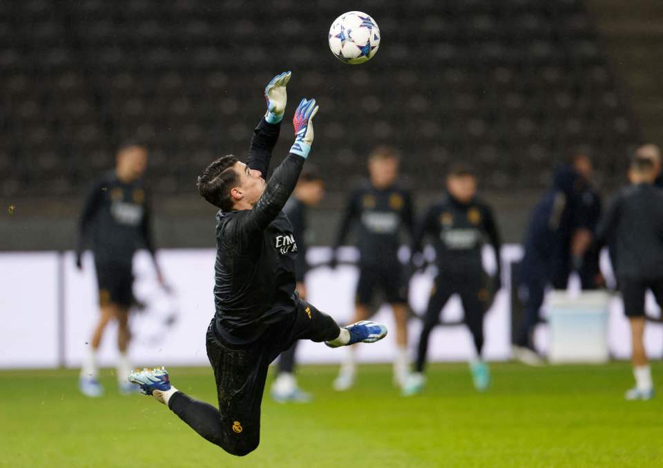 关于皇马在国际足球比赛中以强势姿态跻身前列的信息