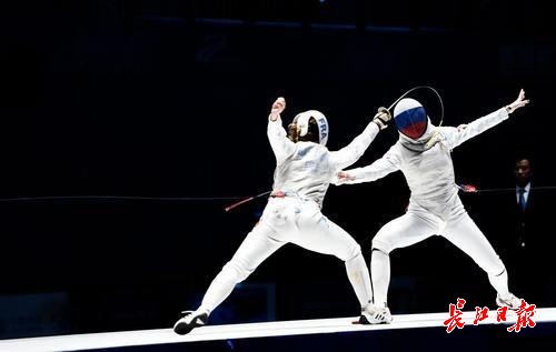 俄罗斯射击选手击败对手，拿下金牌