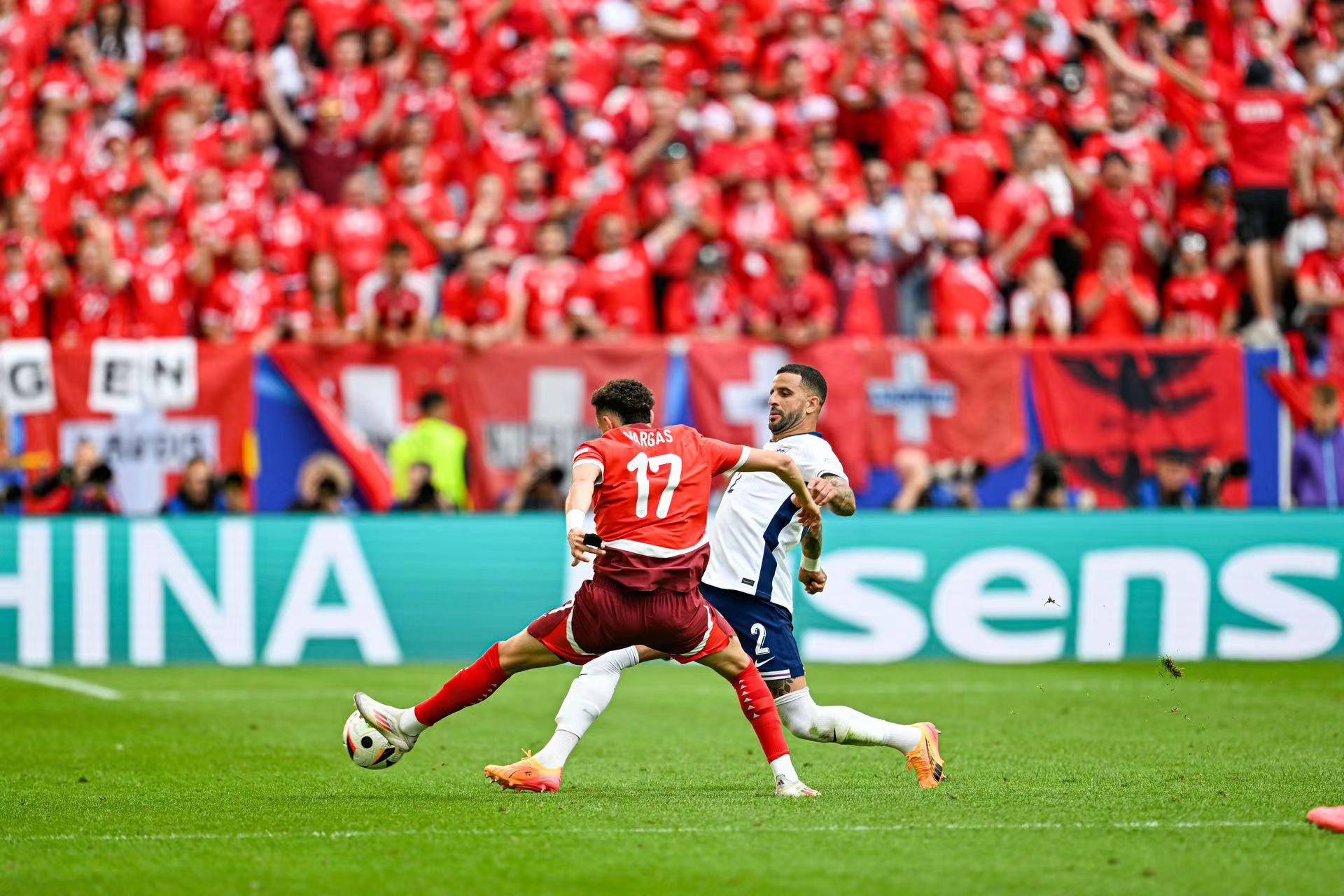 关于欧洲足球比赛现场激情四溢,球员奋力拼搏的信息 关于欧洲足球比赛现场激情四溢,球员奋力拼搏的信息