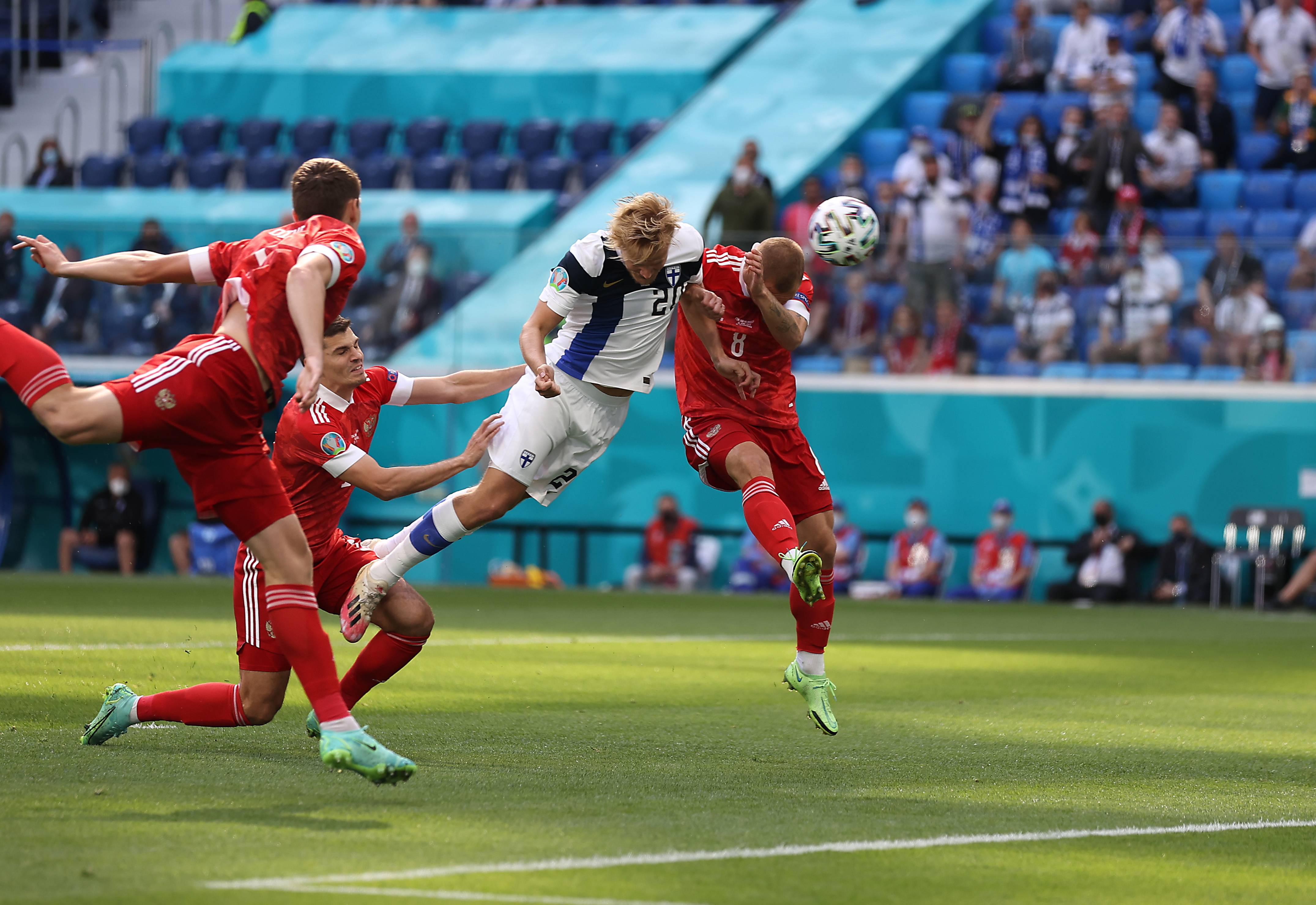 关于欧洲足球比赛现场激情四溢,球员奋力拼搏的信息 关于欧洲足球比赛现场激情四溢,球员奋力拼搏的信息