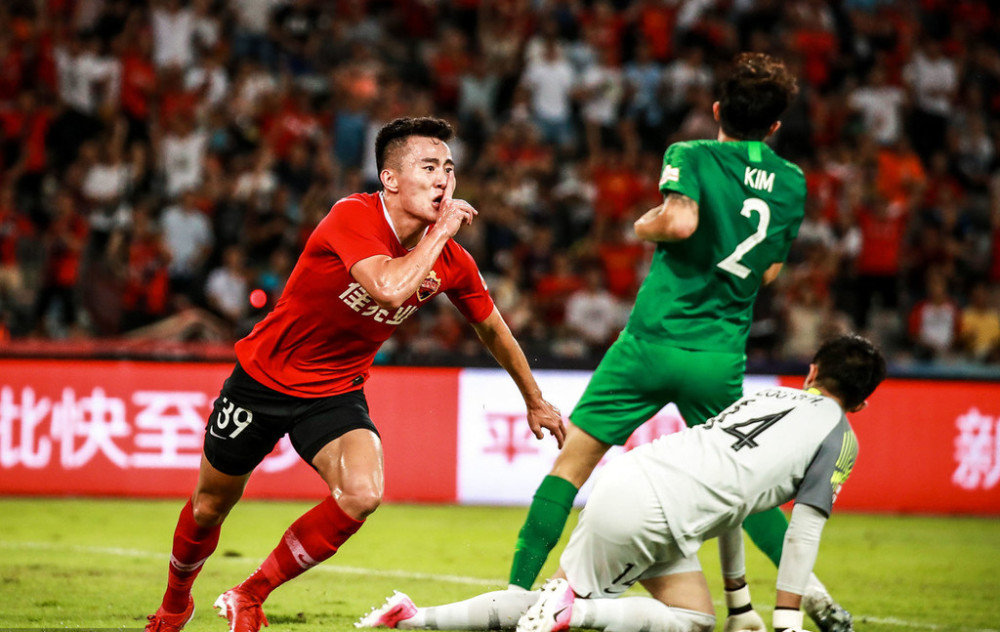 人和主场战平上港，保级形势逐渐改善