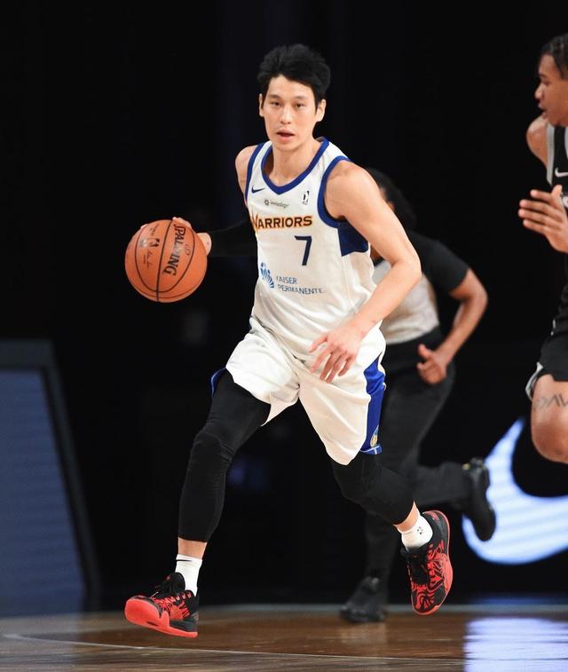 林书豪成为NBA历史上第一位华裔球员 林书豪成为NBA历史上第一位华裔球员