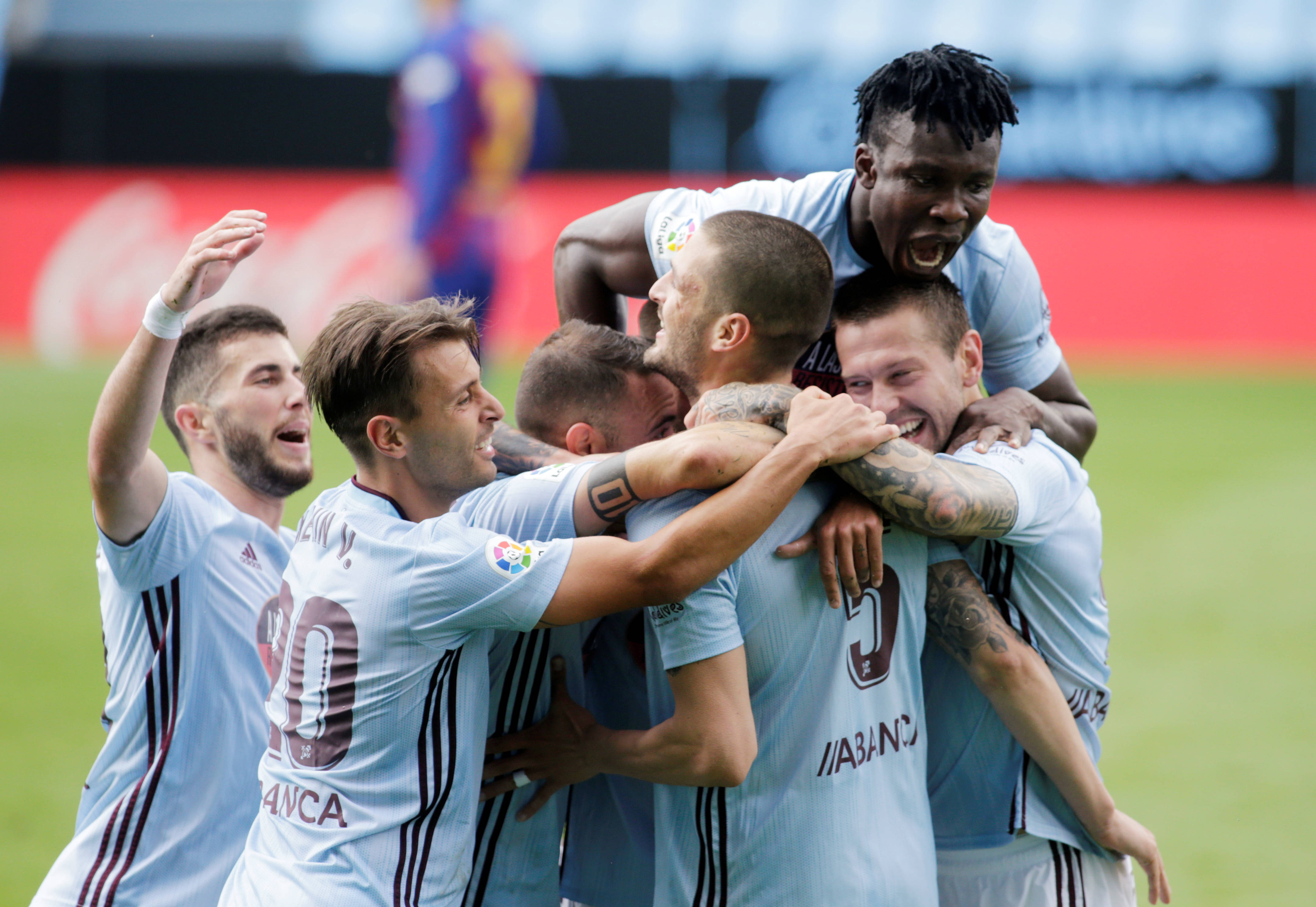 世界级足球比赛闹得沸沸扬扬