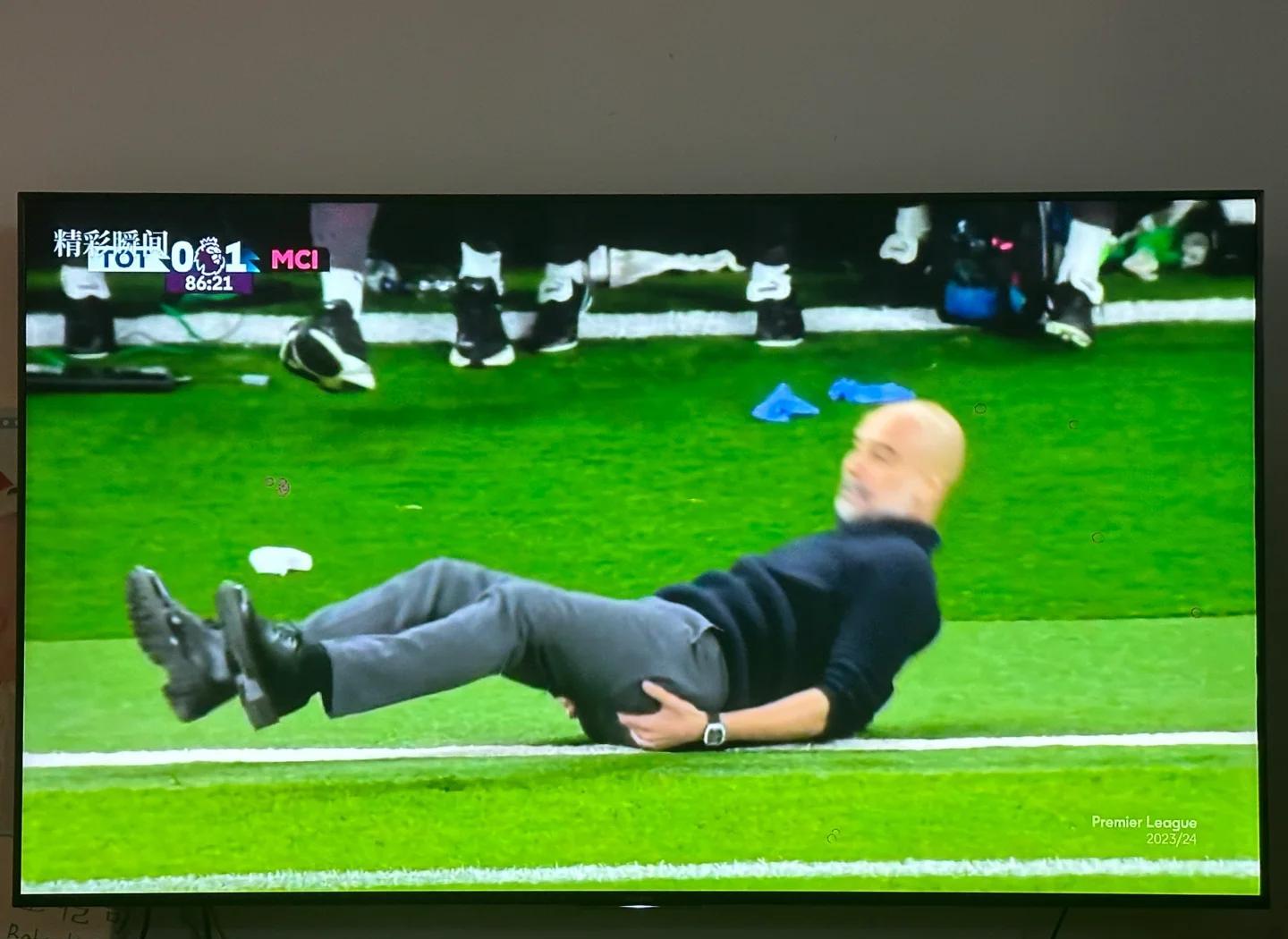 火爆场面:足球赛场上的惊险瞬间 火爆场面:足球赛场上的惊险瞬间