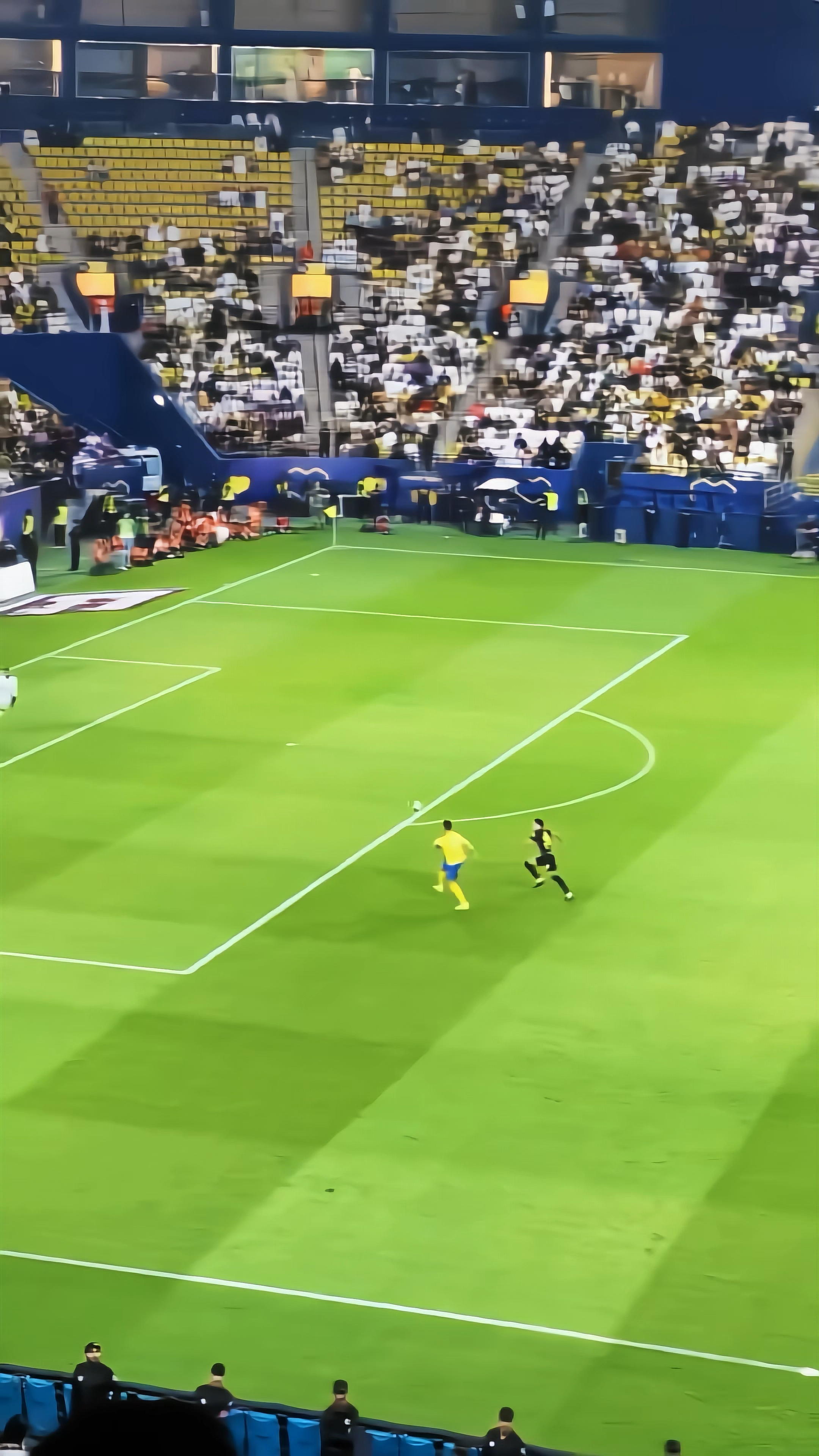 火爆场面:足球赛场上的惊险瞬间 火爆场面:足球赛场上的惊险瞬间