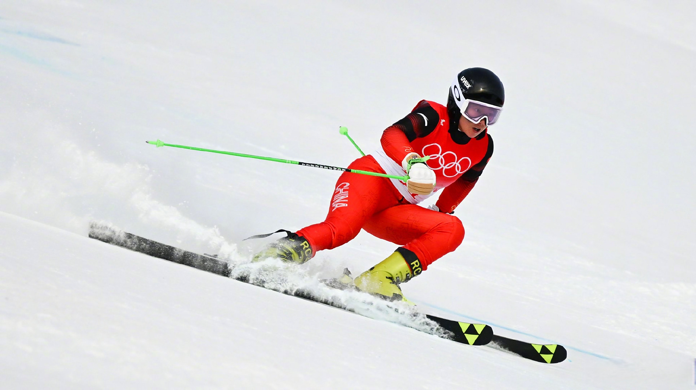 特技滑雪选手在比赛中激动表演，惹人瞩目