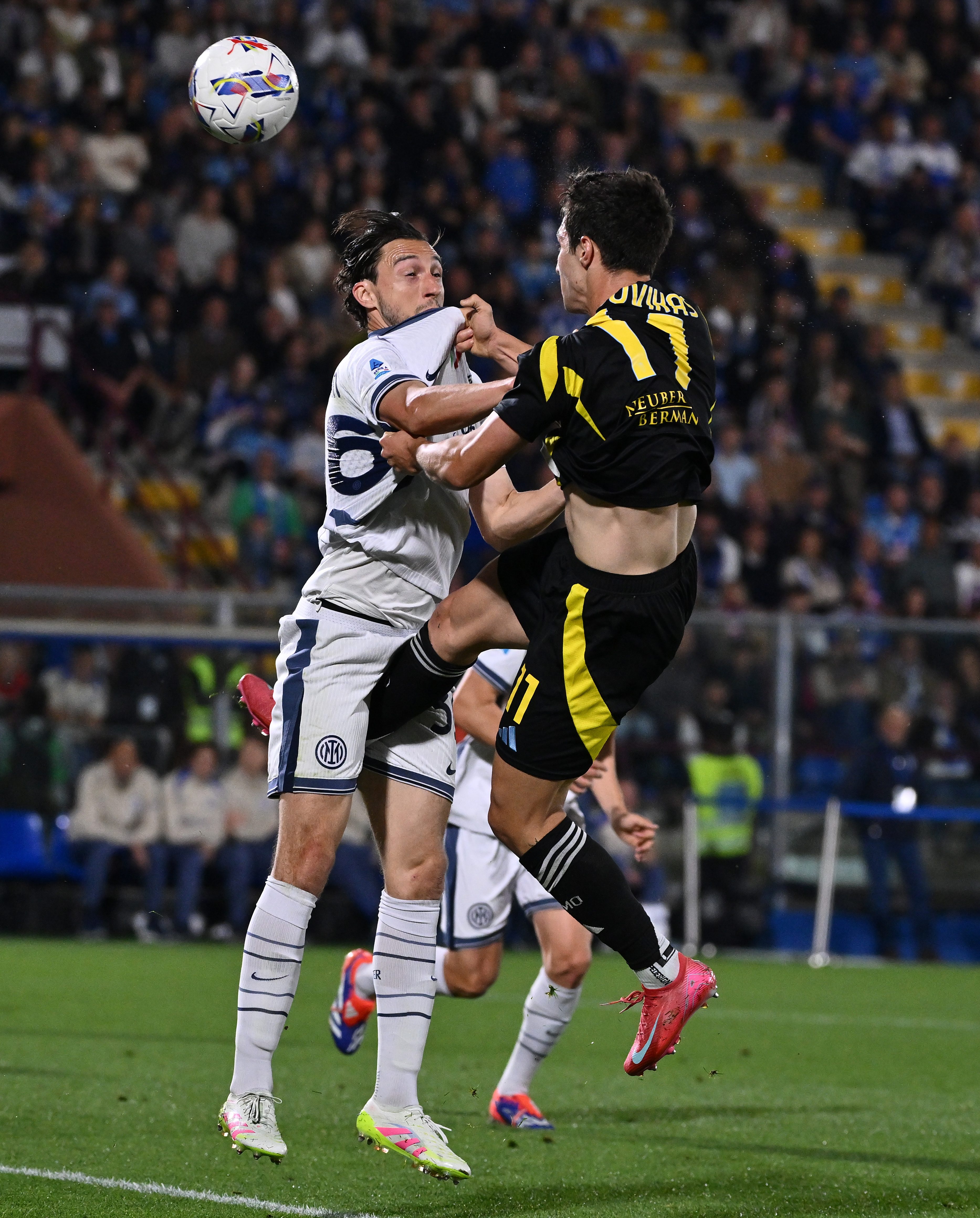 包含国际足坛巨星轻松获胜–巨星战胜对手表现出众的词条